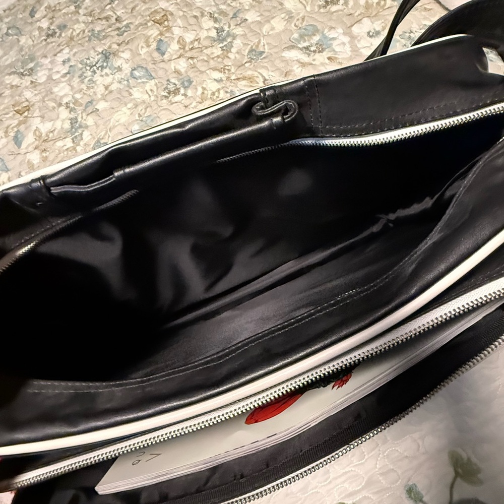 Foo Fighters Black Messenger Bag with Magazine included - Picture 5 of 9